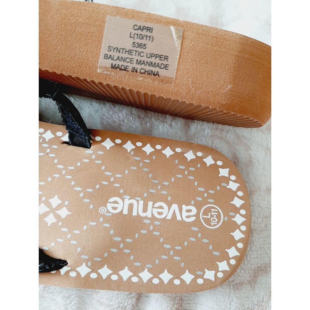 Avenue NWT sz Large 10-11 embellished flip flop sandals - Picture 3 of 3